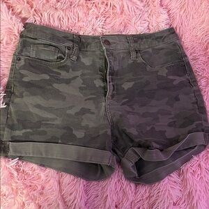 Universal Thread Olive Camo Women's Cargo Shorts